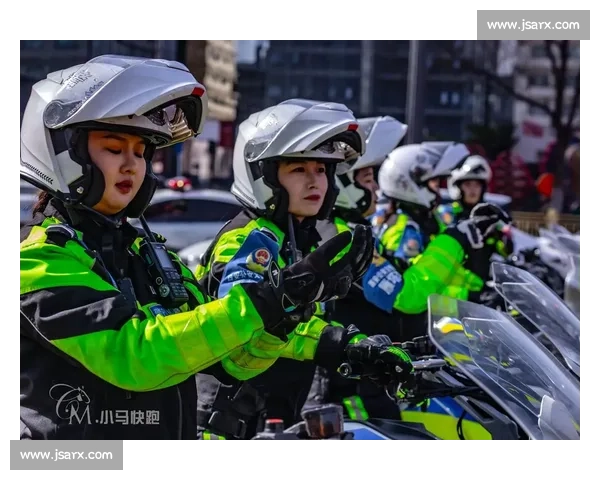 铁骑玫瑰护赛场：苏超女骑警的刚柔担当